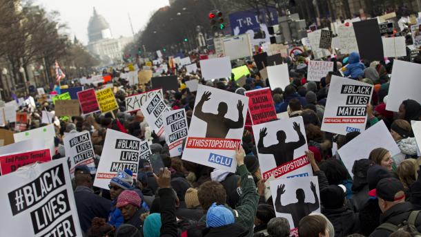 Miles marchan en Washington contra violencia policial