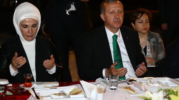 اردوغان د سوريې د كډوالو سره يو ځاى روژه ماته كړه.