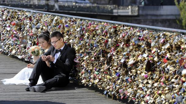 Eltávolítják a szerelemlakatokat a párizsi gyalogoshídról