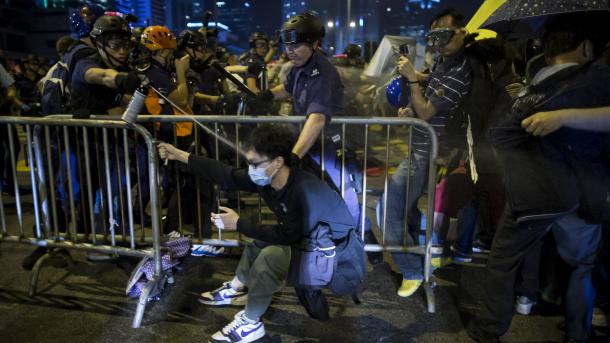 学生再次涌向香港旺角区示威