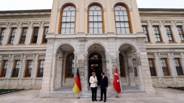 Merkel le llamó a Davutoglu por la victoria electoral 