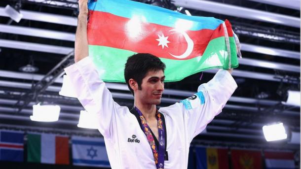 میلاد بیگی پرچم آذربایجان را به اهتزاز درآورد