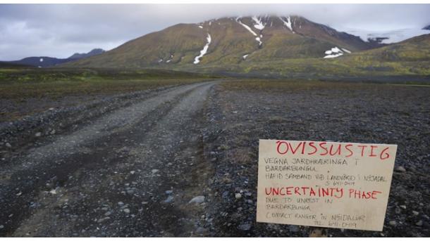 冰岛巴达本加火山继续喷发出岩浆