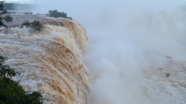Cataratas de Iguazú alcanzan mayor caudal de agua de su historia
