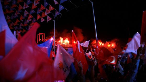 Partido AK ostenta el poder en solitario 