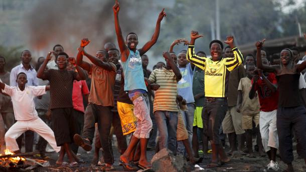 布隆迪民众涌上街头示威
