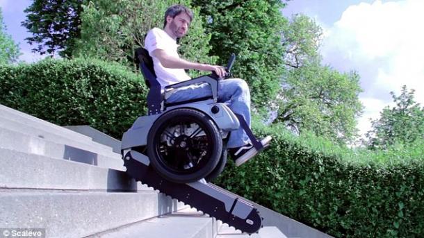 Automáticamente sube y baja las escaleras esta silla de ruedas