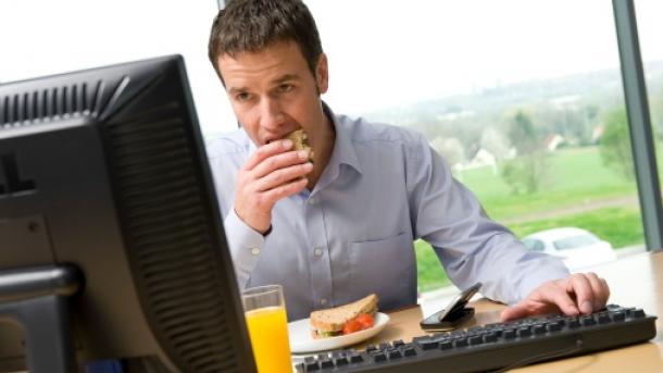 ¿Por qué nos sabe todo peor cuando comemos en el trabajo?