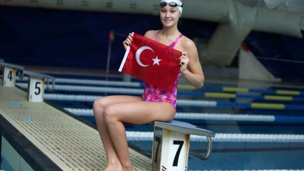 Rekord eredményekkel esett ki a török úszónő