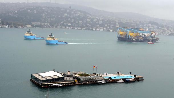 Istanbul bo'g'ozidan bahaybat qurilish kemasi o'tdi