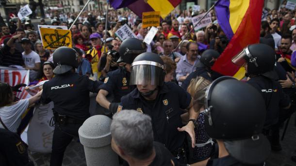 西班牙上演反君主制示威游行活动