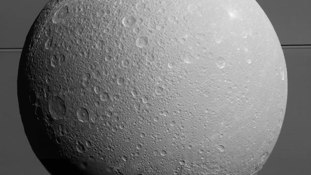 A Cassini-űrszonda mintát vesz az Enceladus gejzírjéből
