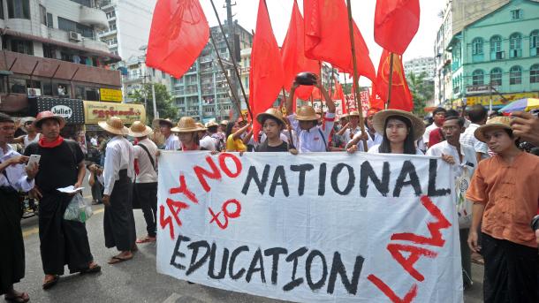 缅甸学生罕见上街示威要求学术自由