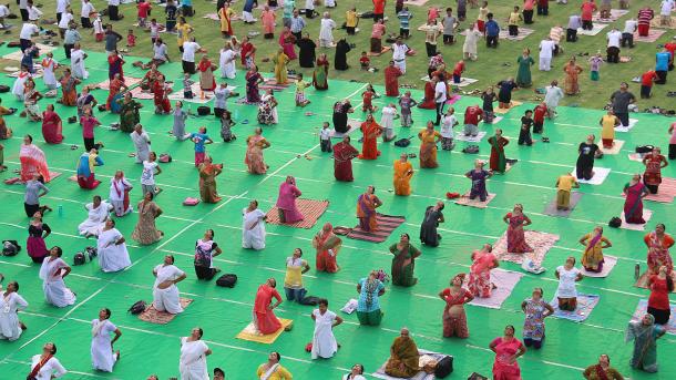 Miles de personas celebran el Día Internacional del Yoga