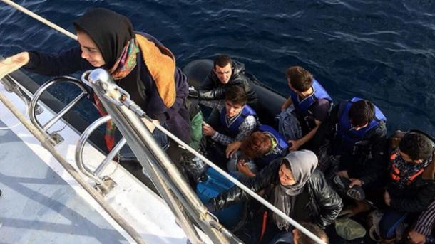 Újabb menekült-tömeget mentettek a tengerről