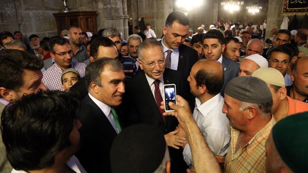 Presidenciales: İhsanoğlu sigue su campaña electoral en Erzurum