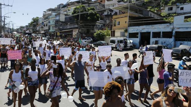 Brasil: habitantes de favela protestan la muerte de niño