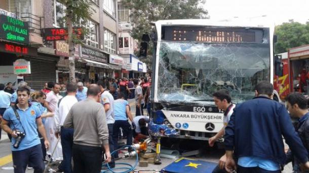 Turchia, bus si schianta contro la fermata: 12 morti