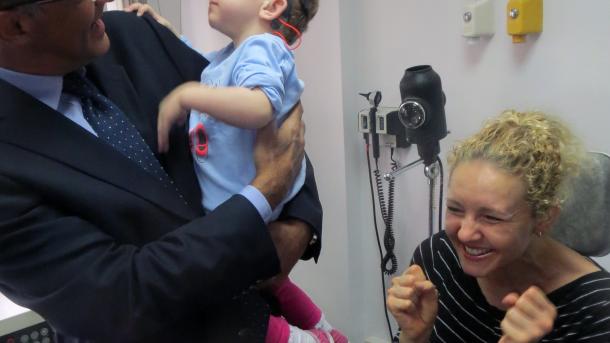 Un bebe sordo encuentra su remedio en Turquía