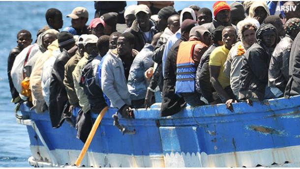 Közel kétezer migránst mentettek ki a tengerből Szicíliánál