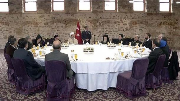 Davutoğlu acoge a los líderes de las comunidades no musulmanas