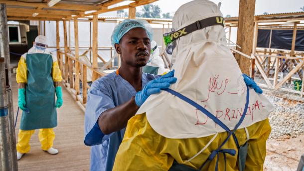 埃博拉病毒肆虐西非死亡人数超过1万