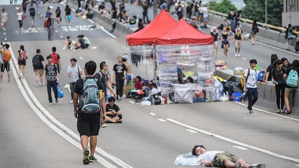 香港人民要求行政长官辞职