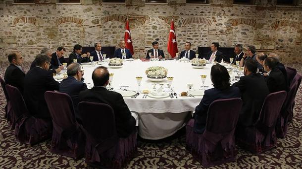土耳其总理接见记者