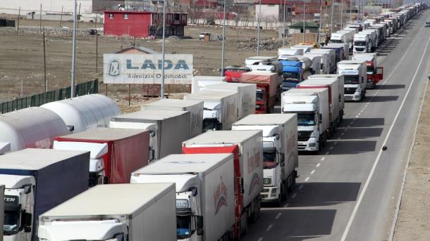 Ukrán nacionalisták ismét orosz kamionokat tartóztattak fel