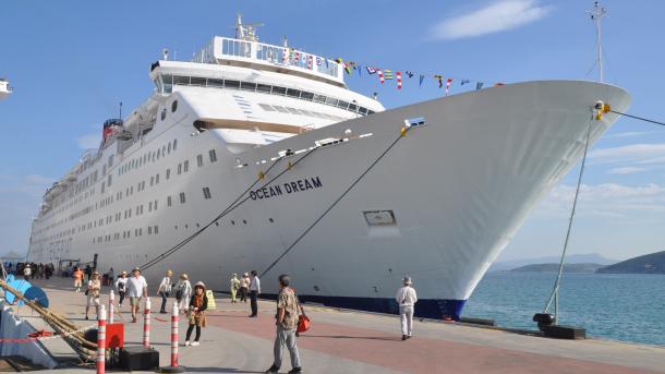 La nave "Ocean Dream Peace Boat" hace escala en Kuşadası
