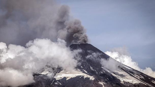 智利比亚里卡火山日渐活跃