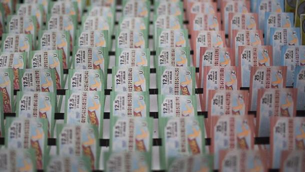 Lotería salvadoreña rifa 205.000 dólares por 24 aniversario de la Policía