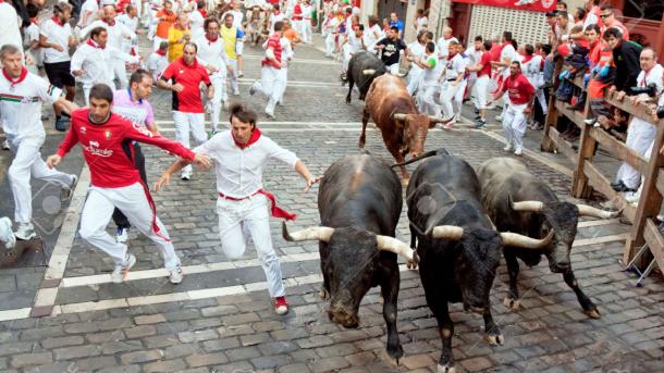 Inizia con la corsa dei tori la festa di San Firmino 
