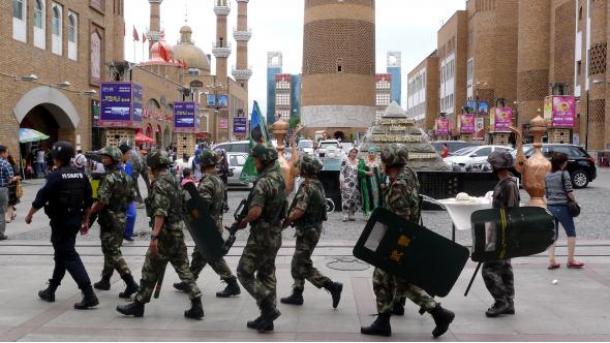 چین پلیسی بیر اویغورو وورا‌راق اؤلدوردو
