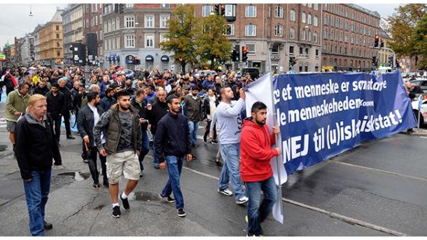 Muszlimok tüntettek az ILIÁ ellen Dániában