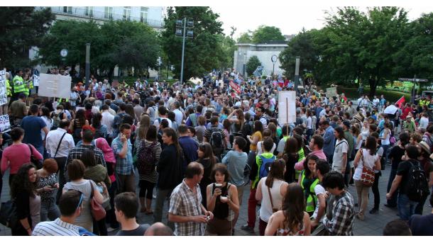 匈牙利人涌上街头抗议欧盟移民法