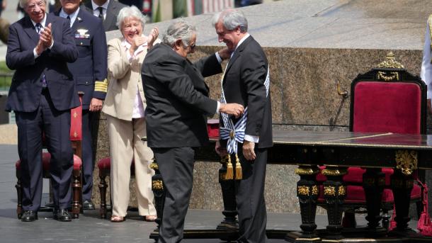 Mujica devuelve la banda presidencial a Vázquez