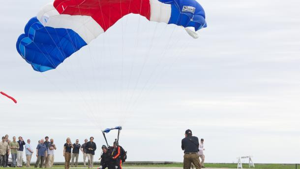 美国前总统老布什跳伞庆祝90岁生日