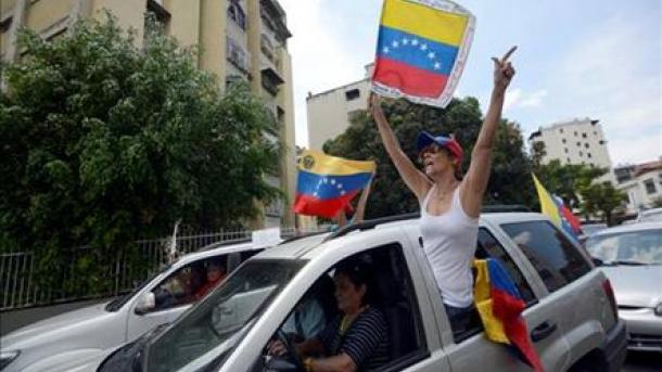委内瑞拉示威活动遭警方清场干预
