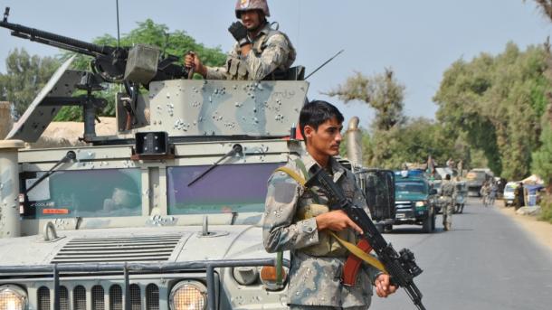 阿富汗政府军与塔利班交战致100人死