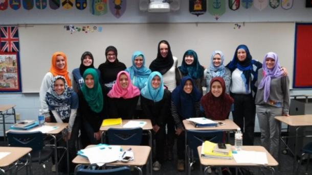 Alunas de Chicago usam hijab em apoio às crenças islâmicas