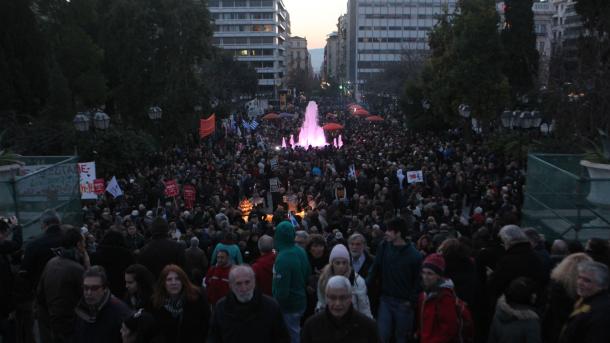 希腊举行支持政府的示威
