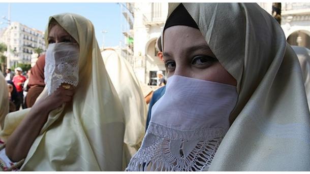 په الجزاير كې پر حجاب د بنديز د لرې كولو هڅې.