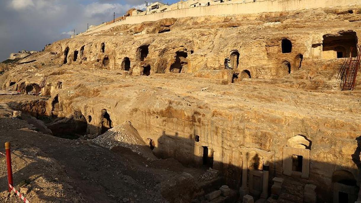 土耳其桑尼乌法岩石墓成为旅游新亮点