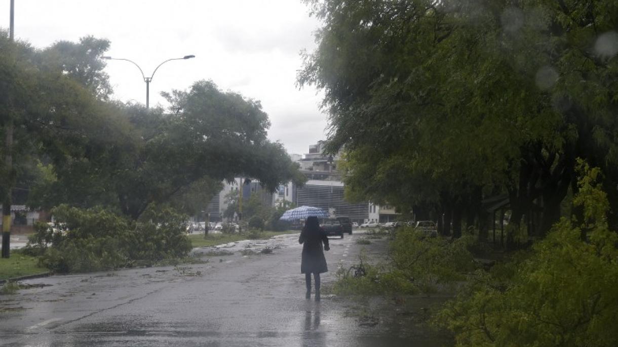 Intensas lluvias en Uruguay dejan destrozos y unas 34.700 personas sin luz