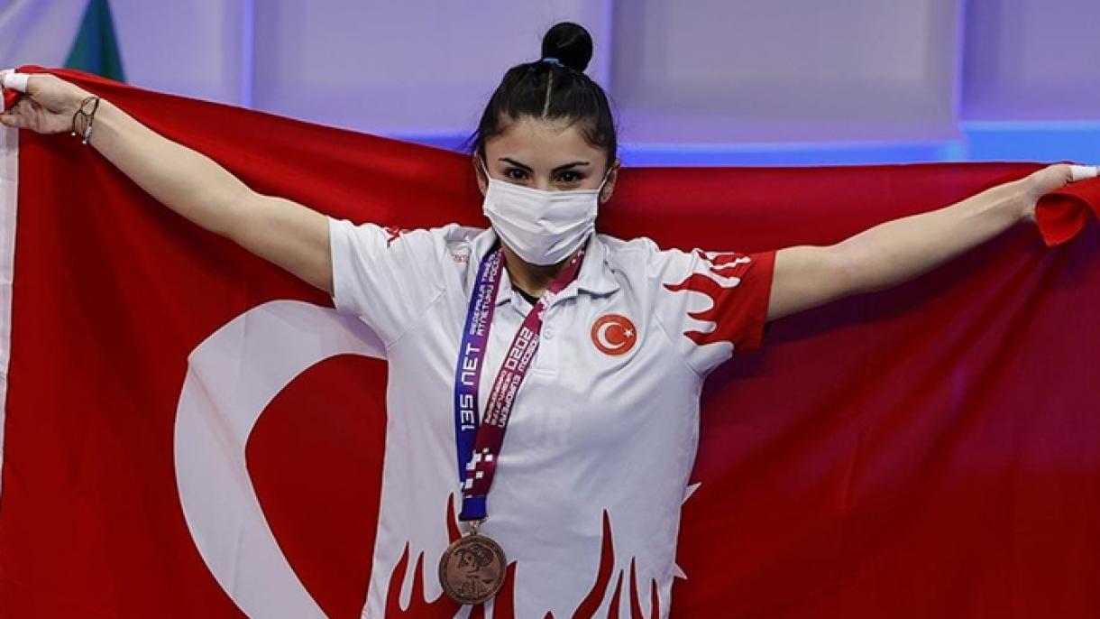 Milli ştangaçy Melisa Güneş 3 medala eýe boldy