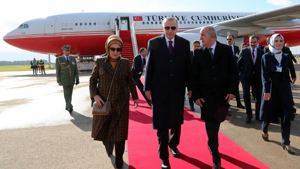 Erdogan aterriza en Argelia, la primera parada de su gira por África
