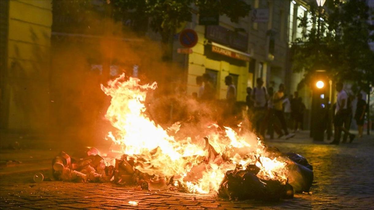 Éjjel folytatódtak a tüntetések Franciaországban
