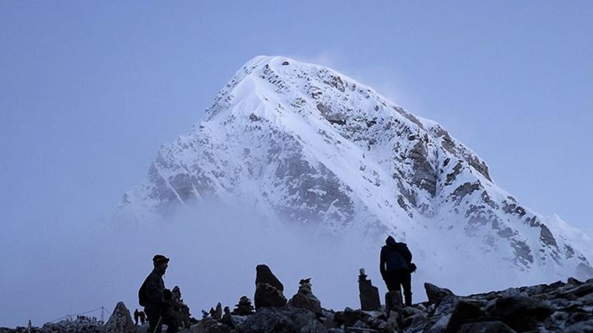 Elicottero precipitato sull'Everest in Nepal, 6 morti