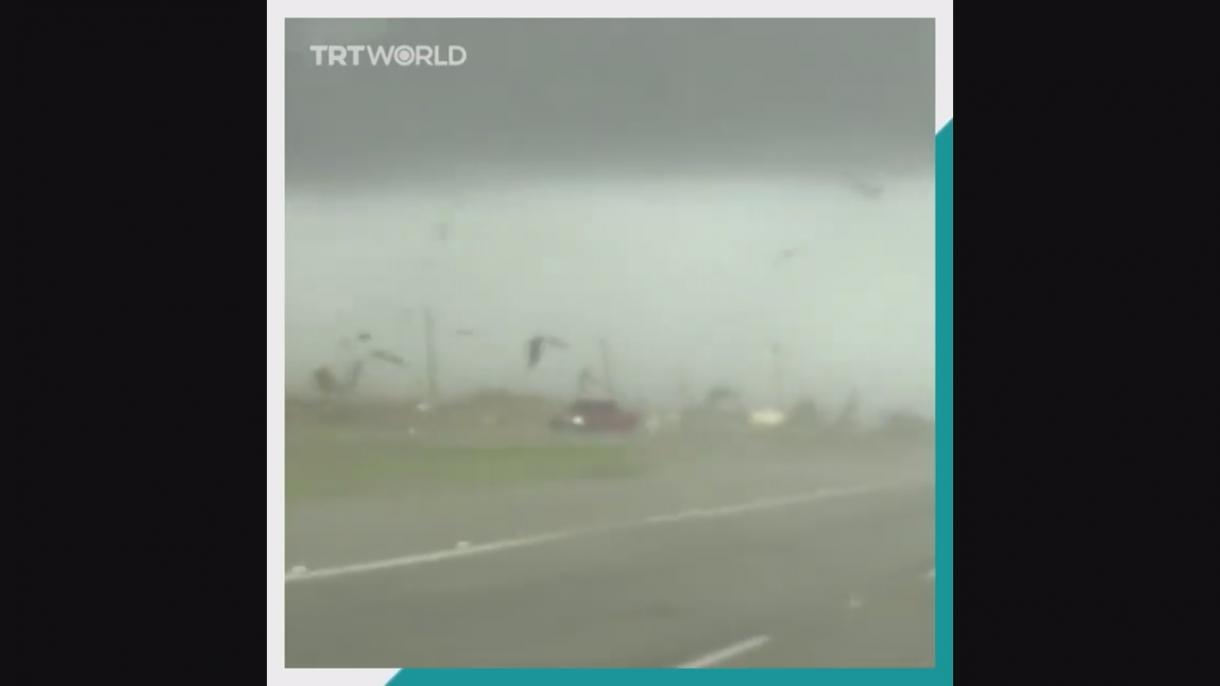 USA, Texas, un tornado trascina un camioncino con l’autista dentro